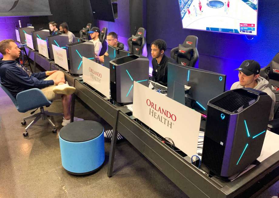 Magic Gaming ekibi Atlanta Hawks GC'ye karşı ince bir oyun oynuyor. NBA 2K Ligi ikinci sezonunda ve sporcuların profesyonelliği arttıkça doktorlar benzersiz ihtiyaçlarına özel tıbbi tedavi geliştirmek için çalışıyorlar. Fotoğraf: Orlando Health'in İzniyle / Orlando Health'in İzniyle