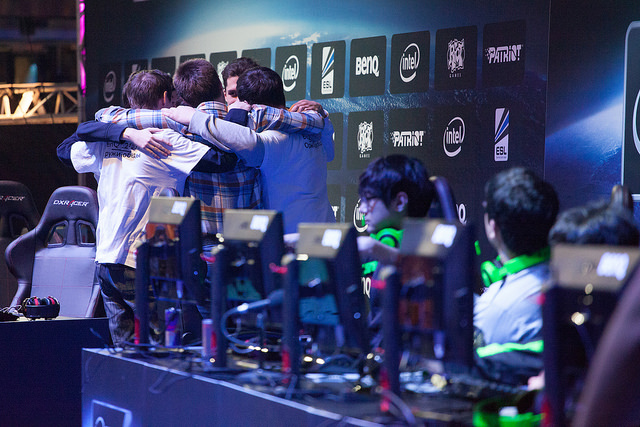 esports-team-huddle "width =" 640 "style =" width: 640px; "srcset =" https://info.jkcp.com/hs-fs/hubfs/esports-team-huddle.jpg?width=320&name= esports-team-huddle.jpg 320w, https://info.jkcp.com/hs-fs/hubfs/esports-team-huddle.jpg?width=640&name=esports-team-huddle.jpg 640w, https: // info.jkcp.com/hs-fs/hubfs/esports-team-huddle.jpg?width=960&name=esports-team-huddle.jpg 960w, https://info.jkcp.com/hs-fs/hubfs/esports -team-huddle.jpg? width = 1280 & name = esports-team-huddle.jpg 1280w, https://info.jkcp.com/hs-fs/hubfs/esports-team-huddle.jpg?width=1600&name=esports- team-huddle.jpg 1600w, https://info.jkcp.com/hs-fs/hubfs/esports-team-huddle.jpg?width=1920&name=esports-team-huddle.jpg 1920w "boyutlar =" (maks. genişlik: 640px) 100vw, 640px