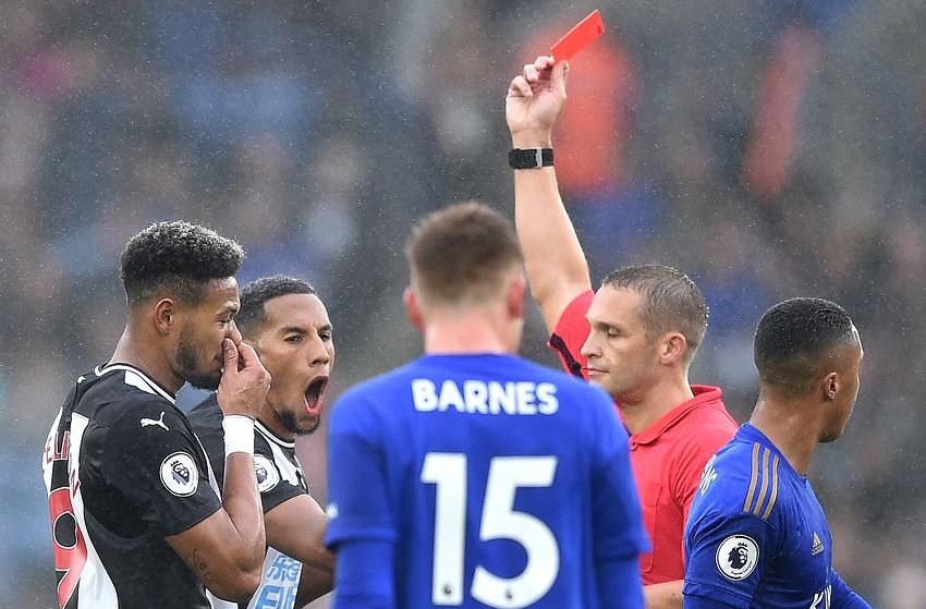 LEICESTER, İNGİLTERE - 29 EYLÜL: Maçın hakemi Craig Pawson, Leicester City ile Newcastle United arasındaki Premier League maçı sırasında 29 Eylül 2019 tarihinde The King Power Stadium'da Leicester, İngiltere'deki King Power Stadyumu'nda kırmızı kart gördü. (Fotoğraf Nathan Stirk / Getty Images tarafından)
