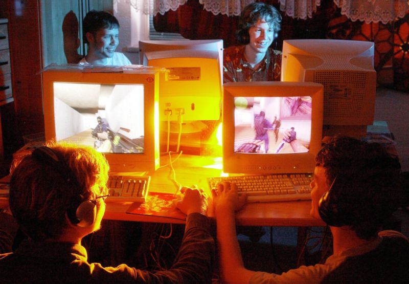 Bir fotoğrafçının, CRT monitör çağındaki Ars Technica çalışanları için LAN parti yaşamının nasıl bir şey olduğu yaklaşımı.