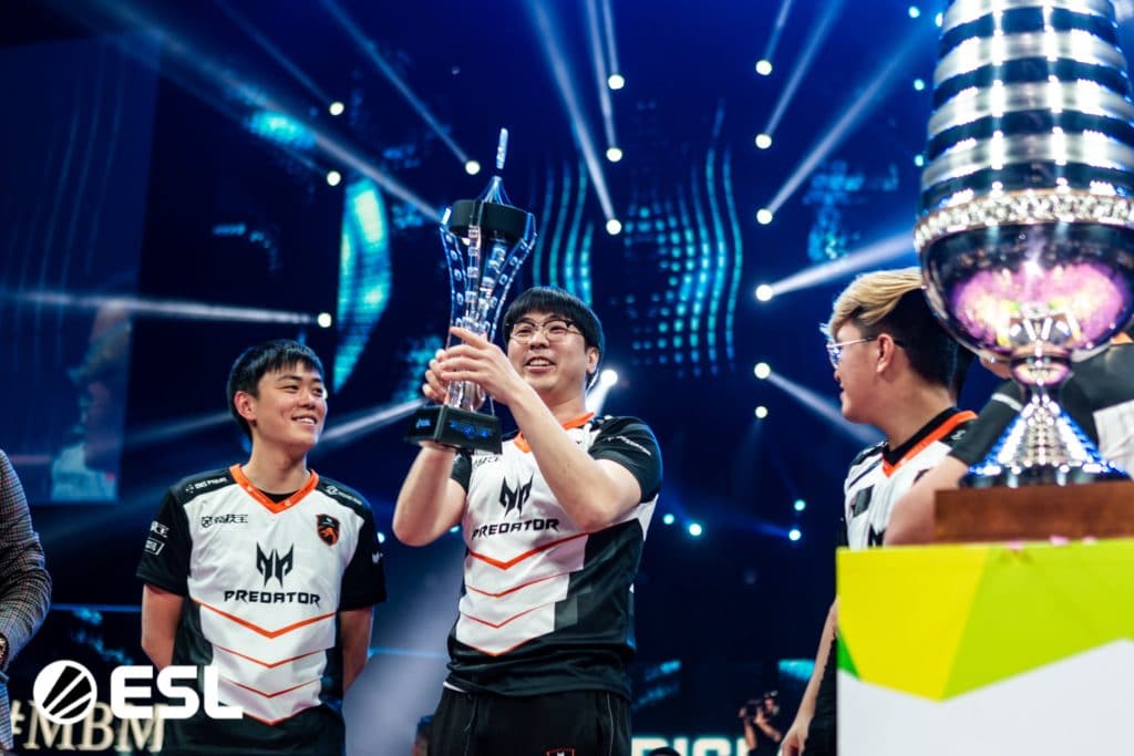 TNC.Predator oyuncuları, Hamburg sahnesindeki ESL One Trophy takımını tutuyor