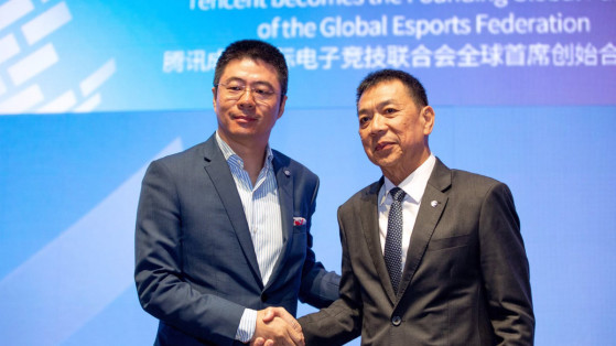 Solda, Tencent Başkan Yardımcısı Edward Cheng, Global Esport Federasyonu Başkanı Chris Chan ile el sıkıştı. - Milenyum