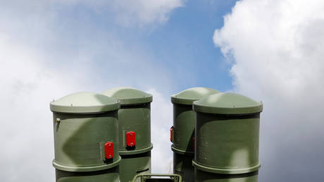 DOSYA FOTOĞRAFI: Bir görünüm, 11 Mart 2019, Kaliningrad yakınlarındaki Gvardeysk kasabası dışındaki askeri üssünde konuşlandırıldıktan sonra yeni bir S-400 "Triumph" yerden havaya füze sistemi gösteriyor. © REUTERS / Vitaly Nevar / Dosya Fotoğraf