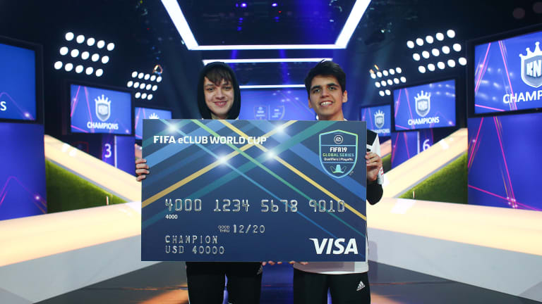 KiNG eSports'tan Donovan Hunt (L) ve Nicolas Villalba, FIFA eClub Dünya Kupası 2019'un şampiyonu olduktan sonra ödülleriyle poz veriyor